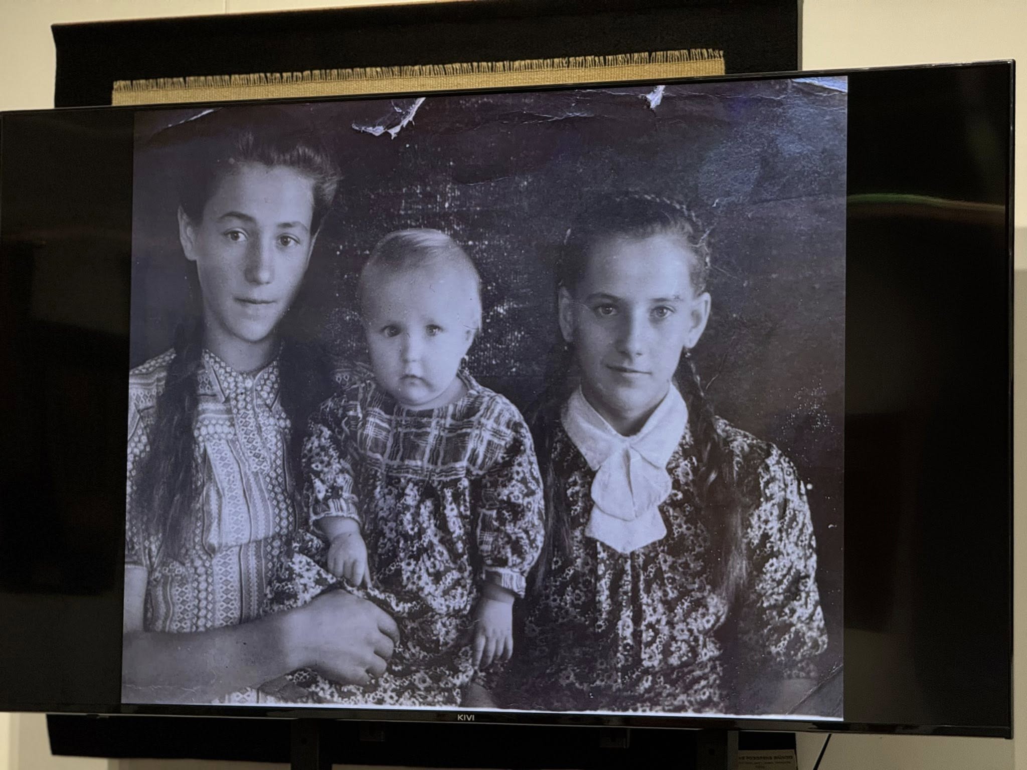 Відбулася презентація вишитих речей, створених мешканкою селища Мізоч Логозою (Дмитрук) Надією Марківною у 50–70-х роках ХХ століття